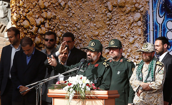 احمدی نــژاد در مراسم تشییع پیکر شهدای غواص/تصویـر