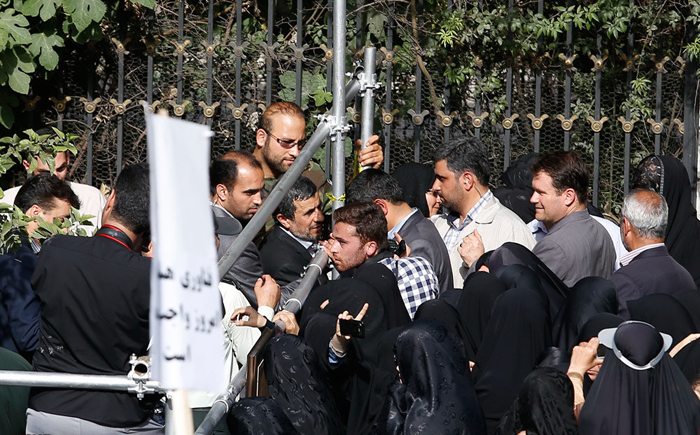 احمدی نــژاد در مراسم تشییع پیکر شهدای غواص/تصویـر