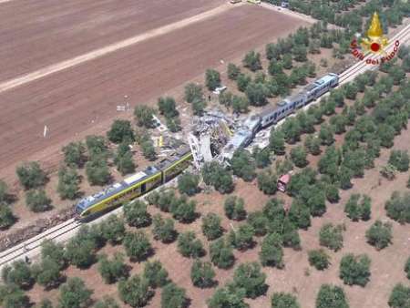 10 کشته در تصادف دو قطار در ایتالیا +عکس