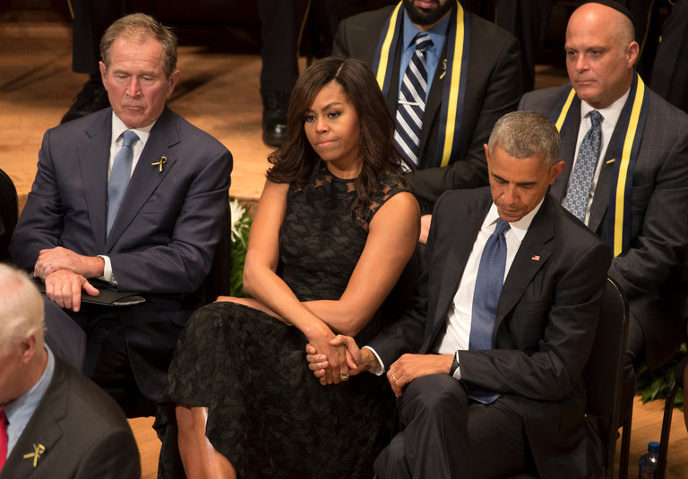 جورج بوش در کنار زوج اوباما /عکس