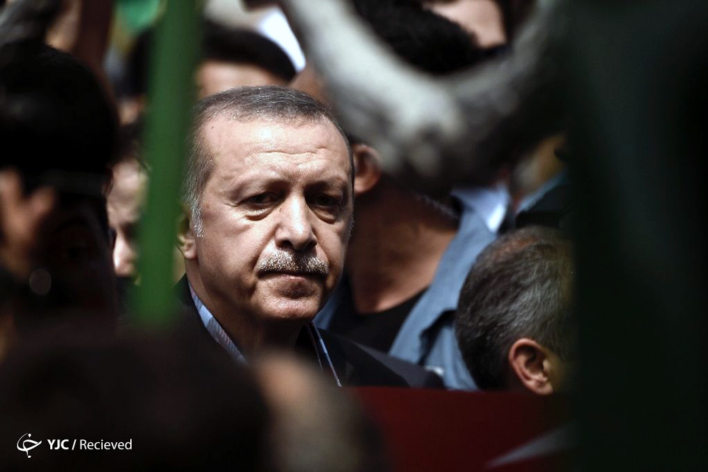 عکس/ اردوغان در مراسم تشییع کشته‌شدگان کودتا