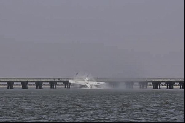 برخورد یک هواپیما با پل در چین حادثه آفرید +عکس