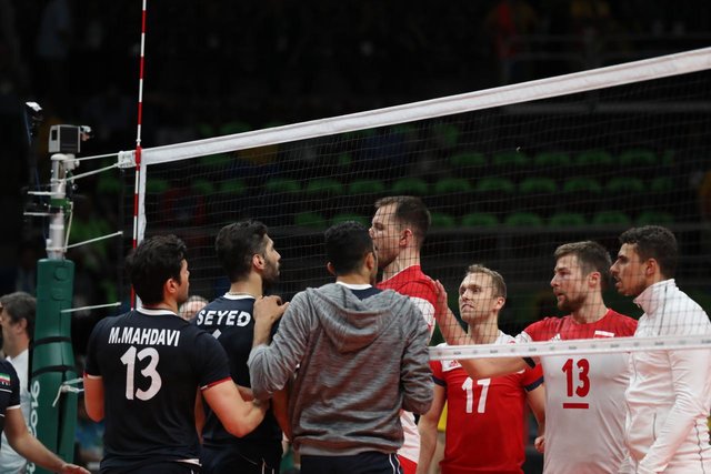 درگیری بازیکنان در پایان بازی ایران و لهستان + عکس و فیلم