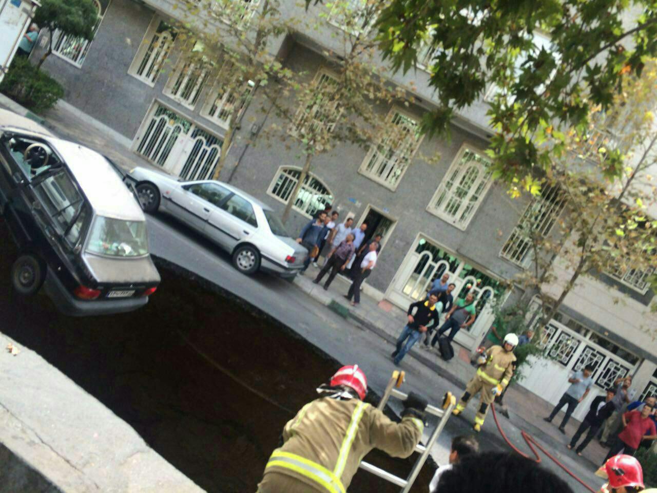 نشست زمین در تهران/ سقوط یک خودرو به داخل گودال 7 متری/انسداد خیابان پیامبر+تصاویر