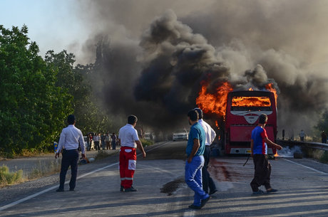 آتش‌سوزی ناگهانی اتوبوس اسکانیا در لرستان