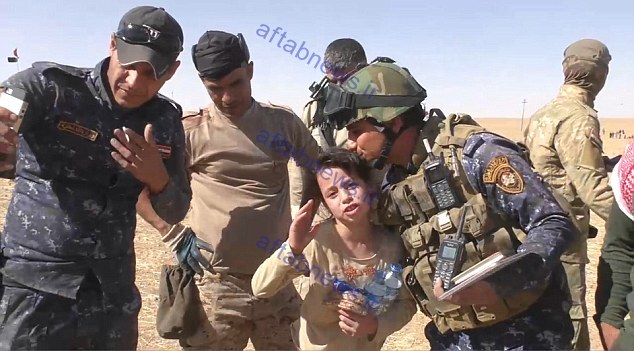خوشحالی دختر عراقی بخاطر نجات از داعش+تصاویر