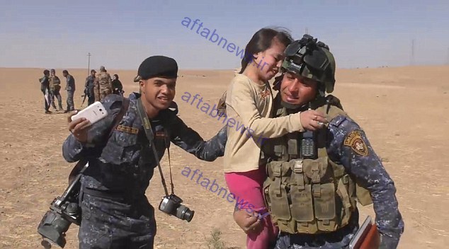 خوشحالی دختر عراقی بخاطر نجات از داعش+تصاویر