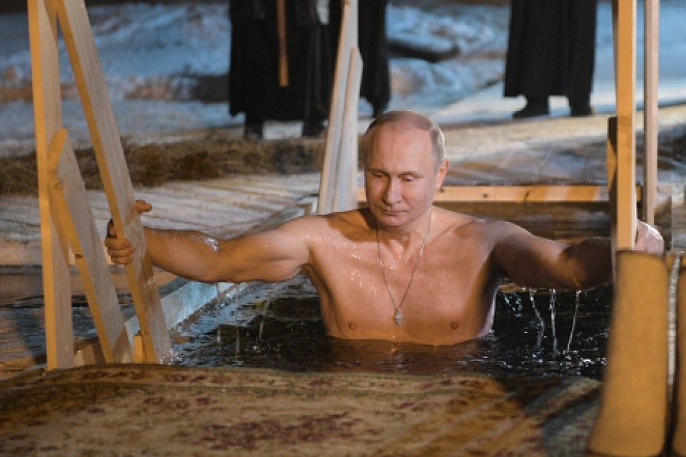 آب‌تنی رئیس‌جمهور روسیه در سرمای منفی ۱۵ درجه/ تصاویر