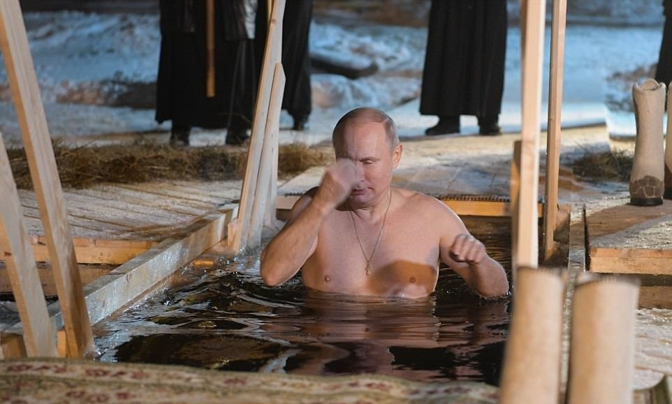آب‌تنی رئیس‌جمهور روسیه در سرمای منفی ۱۵ درجه/ تصاویر