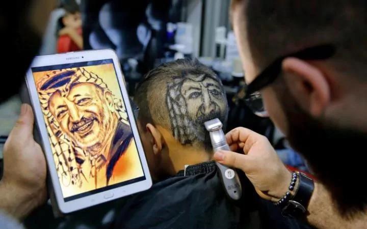 عکس/ طرح چهره یاسر عرفات روی سر جوان فلسطینی