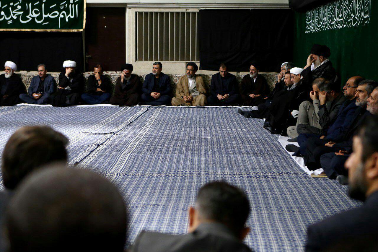 مراسم عزاداری شب تاسوعای حسینی(ع) با حضور رهبر انقلاب برگزار شد+عکس