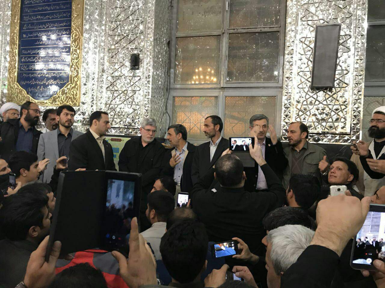 حضور احمدی‌نژاد در کنار بست‌نشیان/عکس