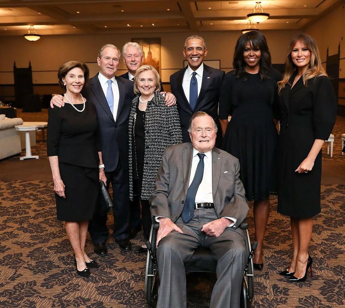 سران فعلی و سابق آمریکا و همسران آنها در یک مراسم ختم /عکس