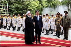 تصاویر| استقبال روحانی از نخست‌وزیر ژاپن