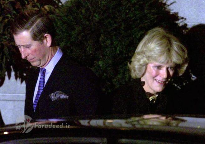 پرنس چارلز و کامیلا پارکر بولز پس از جشن تولد ۵۰ سالگی خواهر خانم پارکر بولز، هتل ریتز را ترک کردند. (۱۹۹۹)