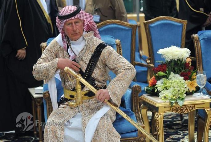 با لباس سنتی عربستان سعودی، در ریاض. (۲۰۱۴)