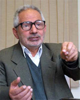 از احمدی‌نژاد تعجب می کنم
