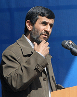 احمدی‌نژاد: سر سوزنی عقب نمی‌رویم