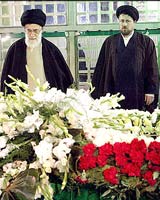 رهبر انقلاب به مقام شامخ امام راحل، ادای احترام کردند
