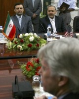 حسن کاظمی قمی، در مقابل رایان کروکر، سفیر آمریکا در عراق، در می 2008/ عکس: Getty images