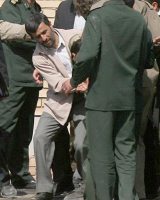 هشدار شریعتمداری به احمدی‌نژاد: در ژنو برایت دام پهن کرده‌اند
