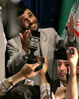 احمدی‌نژاد هنوز به نظر رهبری و مراجع تمکین نکرده است