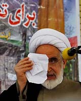کیهان: کروبی بیانیه‌های خودش را نمی‌نویسد
