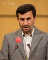 لحظه پرتاب شیء پلاستیکی قرمز به سمت احمدی‌نژاد/ عکس: Corbis