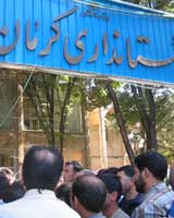 تجمع کارگران کارخانه قند بردسیر در مقابل استانداری کرمان