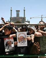 آيت‌الله جوادی آملی بر پيكر آيت‌الله بهجت نماز می‌خواند