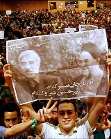 حاشیه‌های سخنرانی موسوی در دانشگاه زنجان؛ از لباس عزا تا روبان صورتی!
