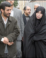گزارش تصویری: دیدار احمدی‌نژاد با همسر میرحسین