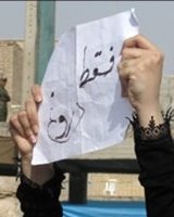 استقبال سرد مردم خرمشهر از احمدی‌نژاد و شعار "فقط دروغ"