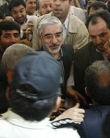 حامیان میرحسین مناظره موسوی و احمدی‌نژاد را در پارک ملت ببینند