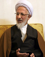 آیت‌الله جوادی آملی: مردم اگر از لباس دین خلافی ببینند، از دین خدا خارج می‌شوند