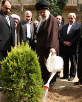 مقام معظم رهبری در مراسم درختکاری
