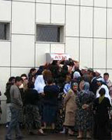 صف مردم برای انجام امورات بانکی از طریق عابربانک