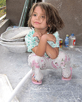 گفت‌وگو با دختر ۵ ساله كارگـر ساختمان؛ در خانه‌مان یخچال و تلویزیون و تلفن نداریم+تصویر