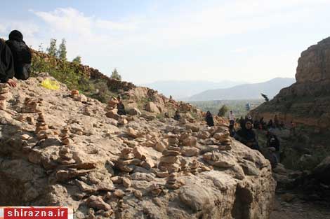 گذاشتن هفت سنگ روی یکدیگر هرکدام به یک نیت!