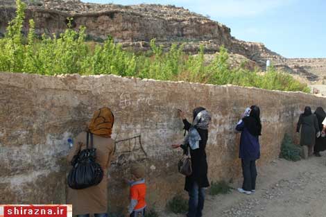 نوشتن و کشیدن حاجات بر روی سنگ!