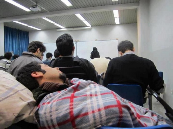 خواب دانشجو در کلاس درس دانشگاه