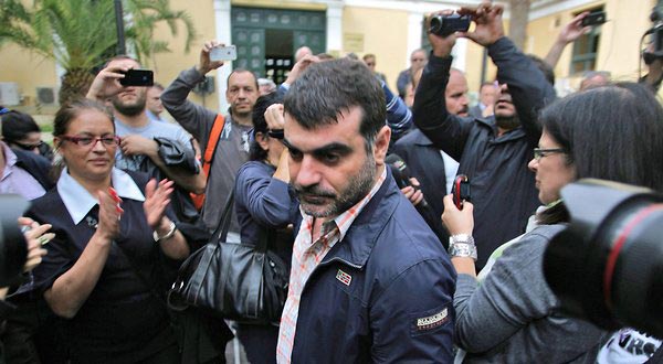 دستگیری واکسه تیس از سوی پلیس یونان در مقابل دفتر نشریه در آتن