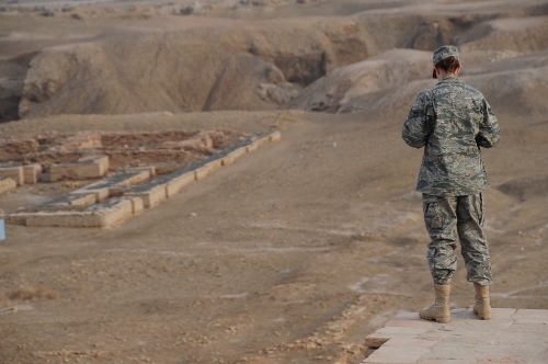 سرباز زن آمریکایی، بر فراز دیوارهای خانه حضرت ابرهیم (ع)، به ویرانه‌های شهر اور می‌نگرد