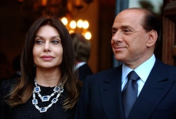 برلوسکونی در کنار همسرش ورونیکا لاریو، عکس: AP