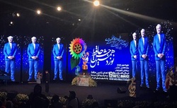 تندیس حافظ افتخاری به سریال «بازی تاج و تخت» رسید/جایزه یک عمر دستاورد هنری در دستان گلاب آدینه