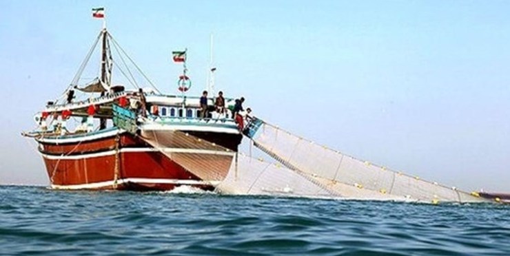 توقیف سه فروند لنج ترال در خلیج فارس/ کشف ۶ تن ماهی قاچاق/ ۲۳ نفر بازداشت شدند