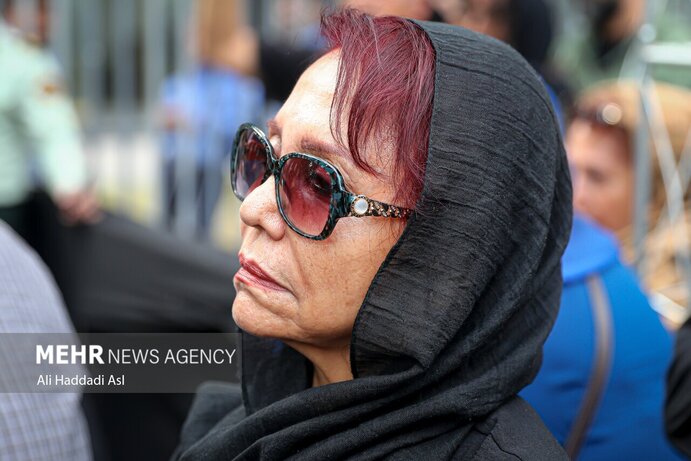 مریم معترف در مراسم تشییع پیکر آتیلا پسیانی